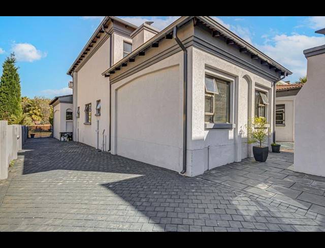 5 BEDROOM TOWNHOUSE FOR SALE IN BLUE VALLEY GOLF ESTATE